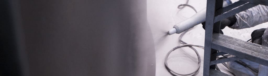 男子将粉末涂料涂料应用于brf袋屋