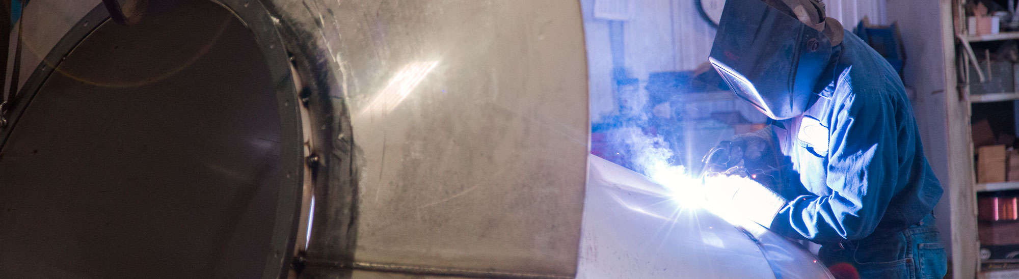 我们是一家为焊工生产设备的焊接烟尘收集公司。