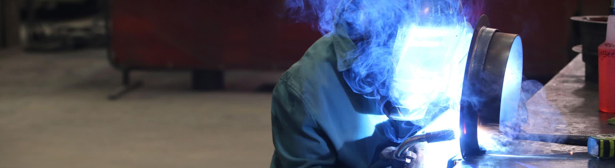 作为一家焊接烟气收集公司，对焊工的保护是至关重要的，特别是那些直接工作在其工作之上的焊工。