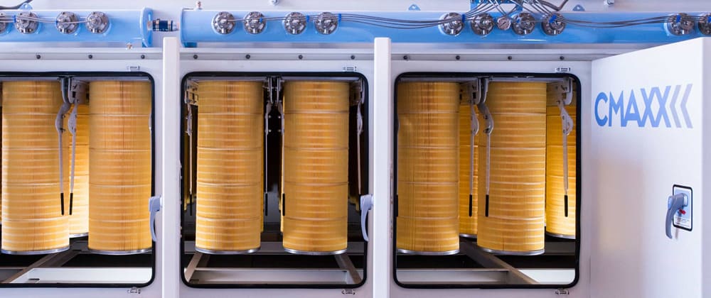 Deltamaxx过滤器处理了引线制造粉尘，并对公司以前的过滤器进行了大量改进，这些过滤器必须每隔几个月更换。