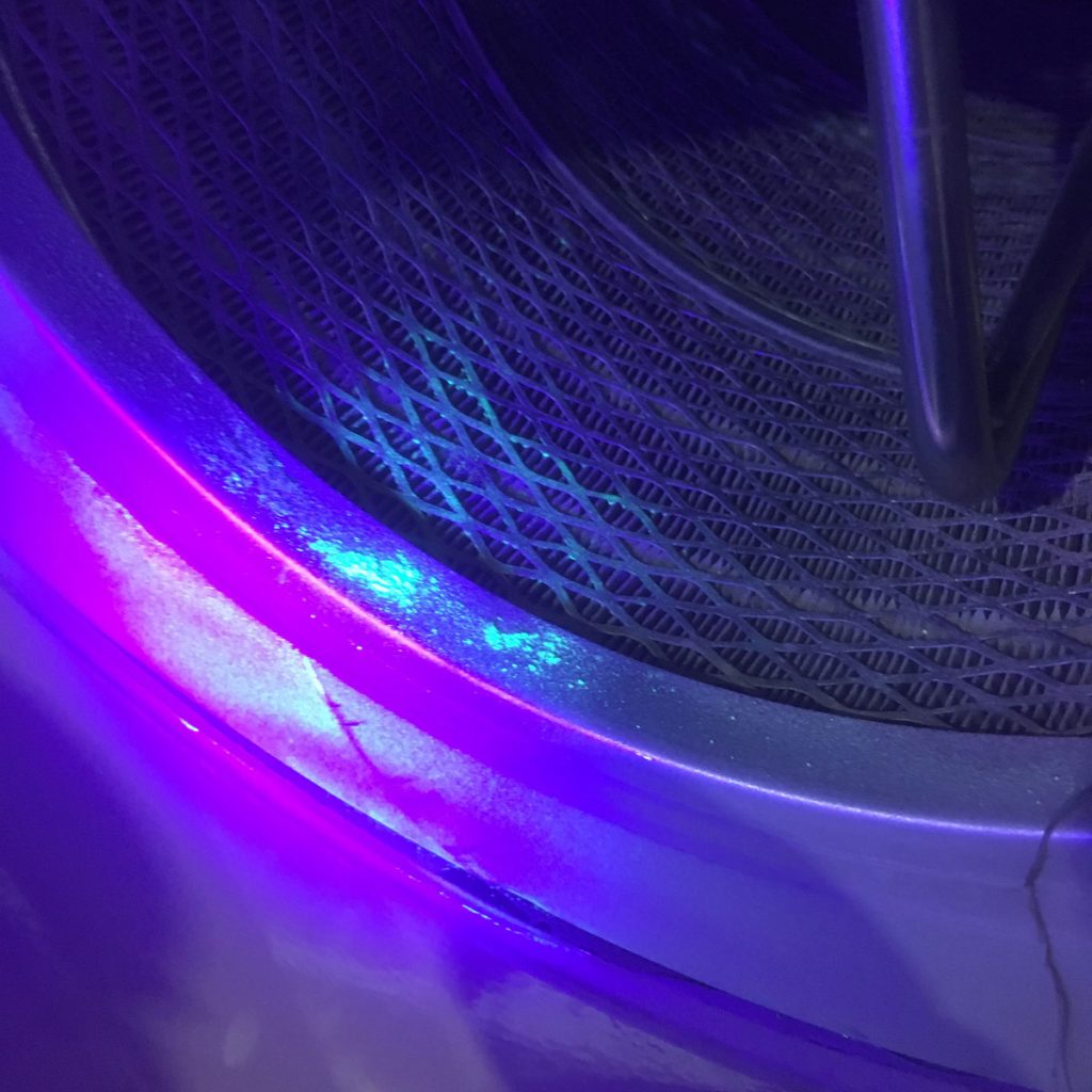 用紫外线灯测试除尘器滤芯是否泄漏